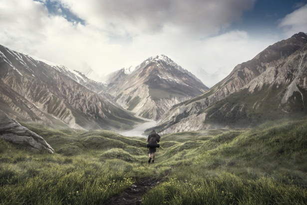 Foto di un uomo in mezzo alle montagne