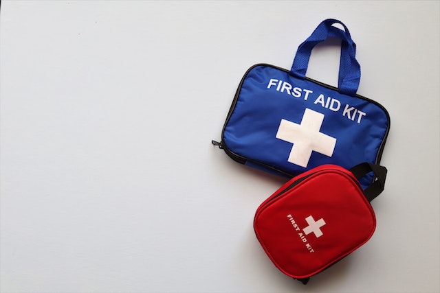 L'immagine rappresenta il kit di primo soccorso